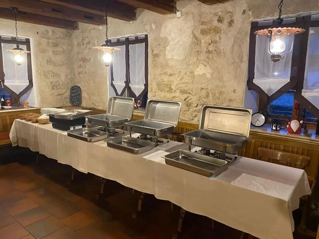 Buffet mit warmen Speisen in der Gaststube