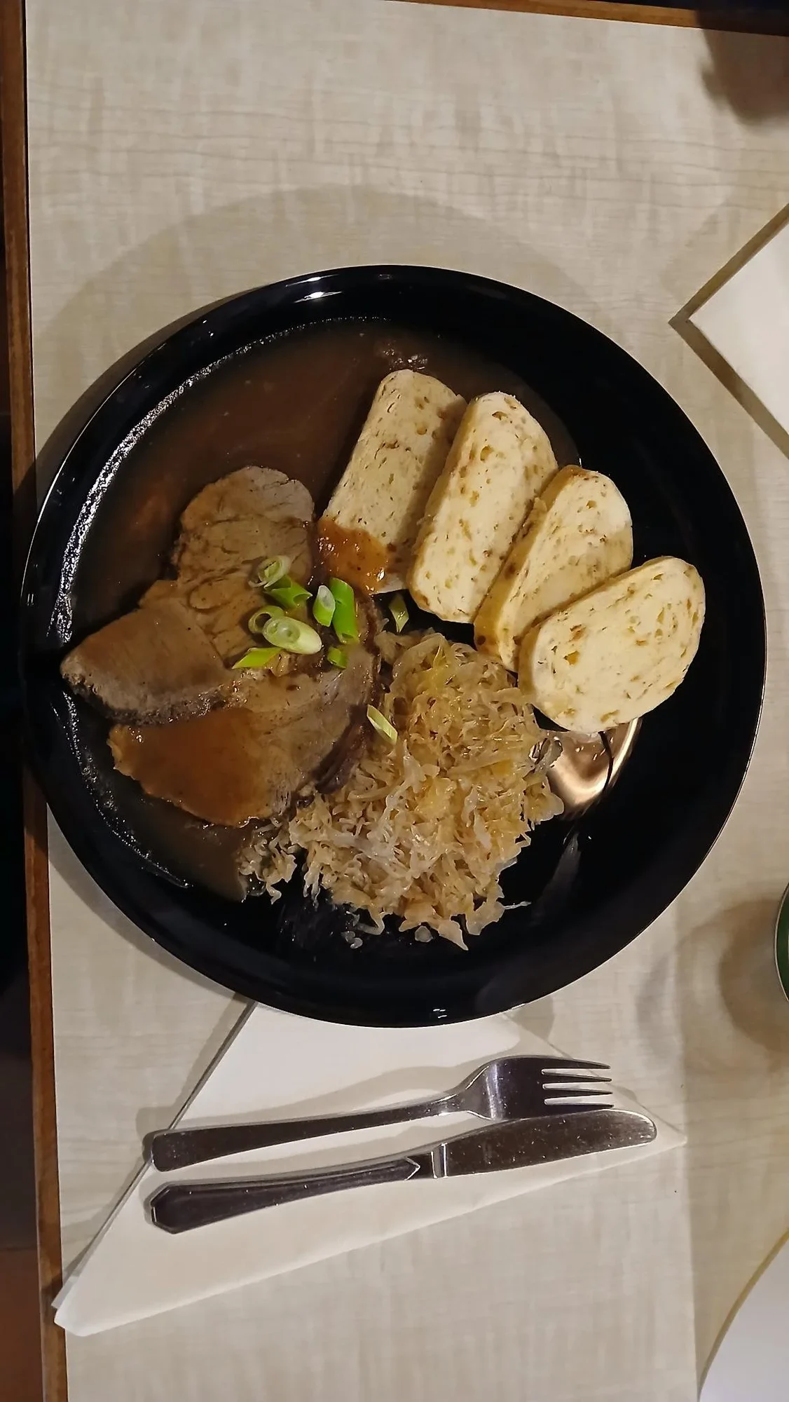 Knödel mit Fleisch und Pilzsoße