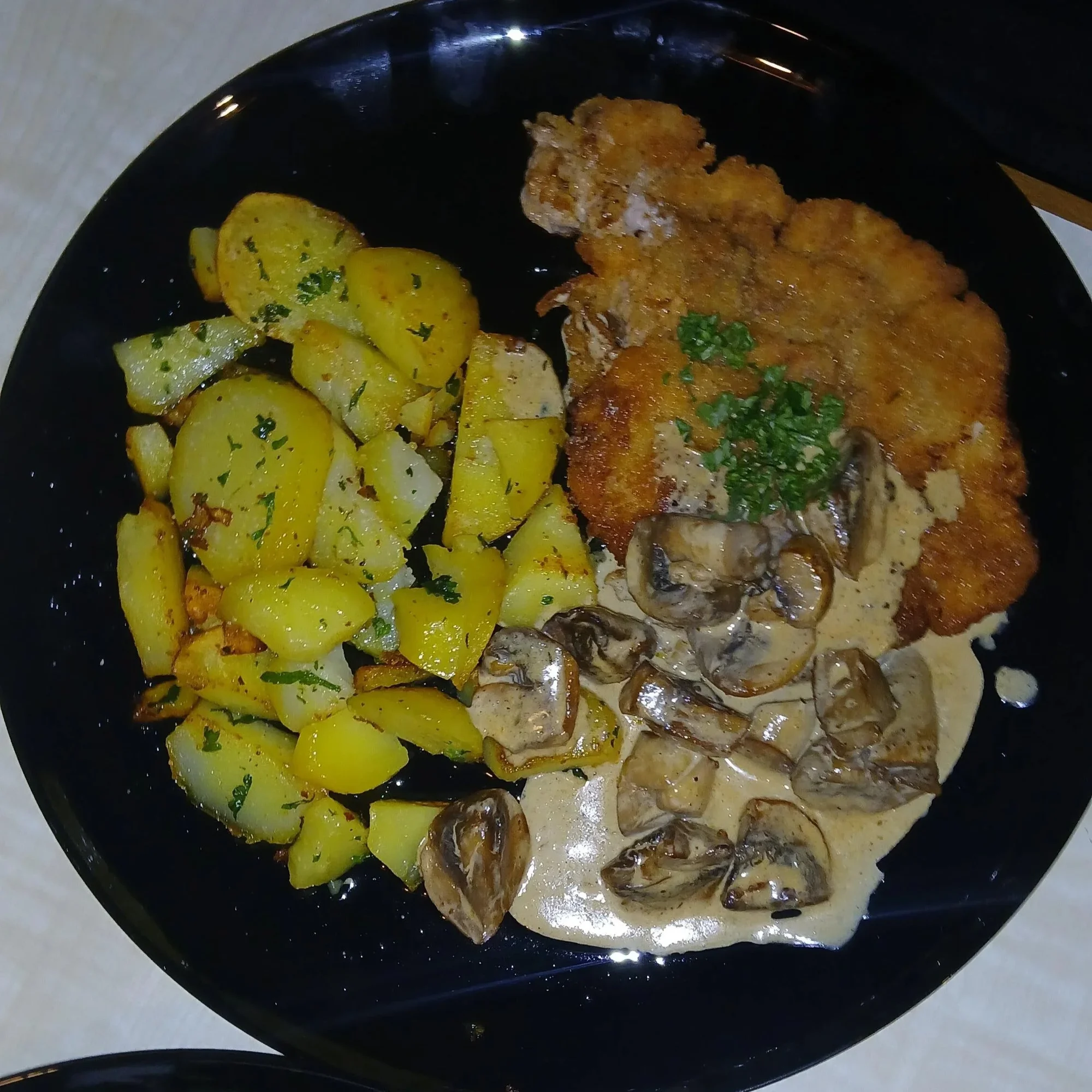Schnitzel mit Pilzsoße und Kartoffeln