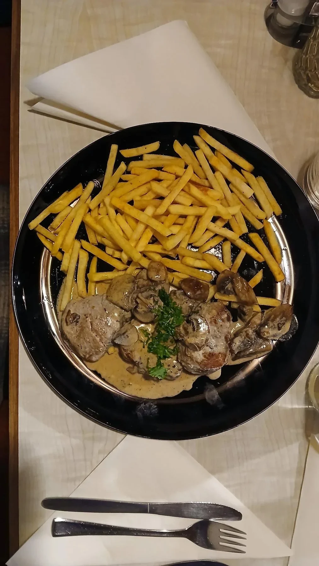 Fleisch mit Pilzsoße und Pommes