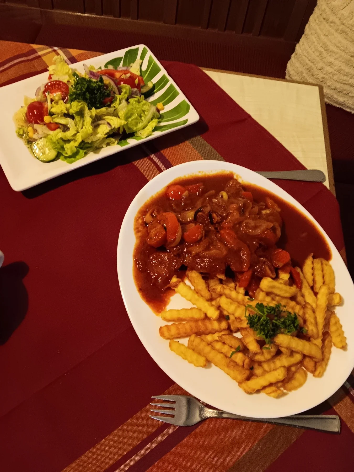 Schnitzel ungarischer Art mit Pommes