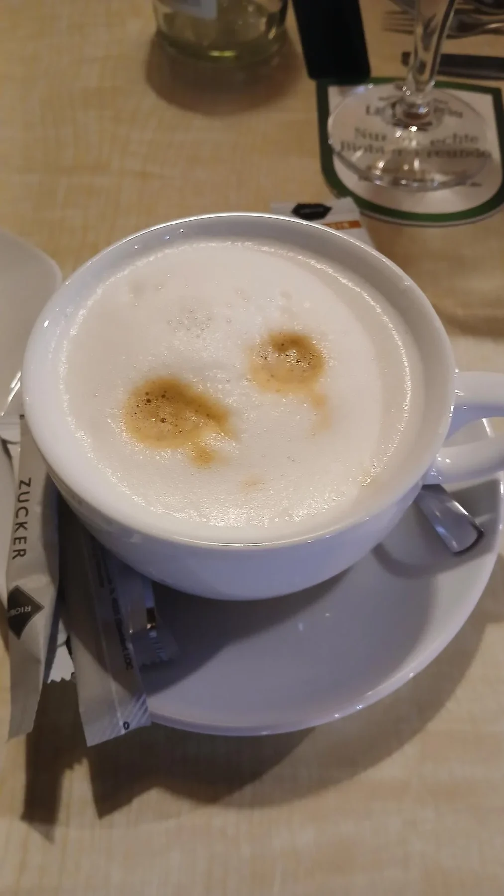 Milchkaffee in einer weißen Tasse