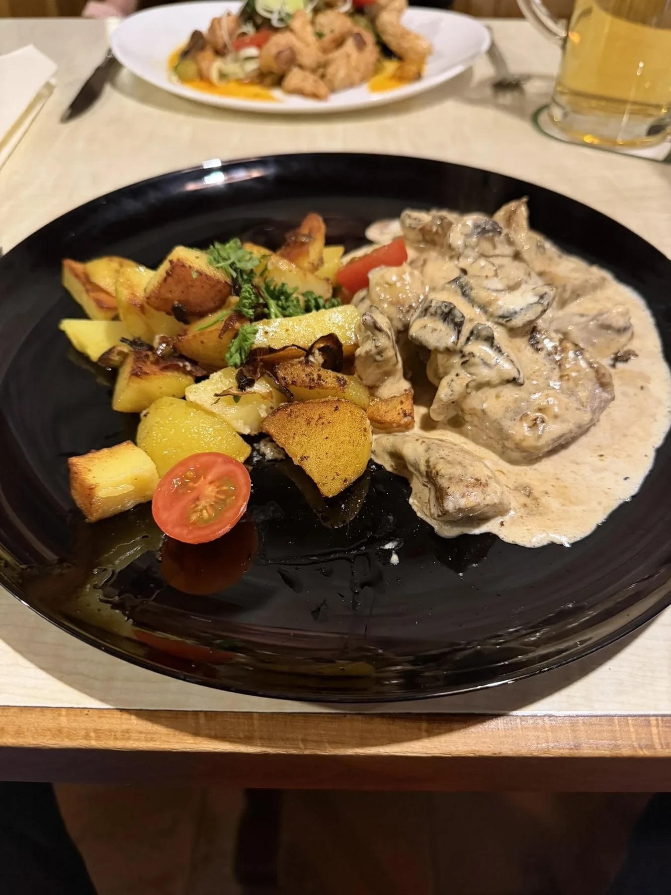 Fleisch mit Pilzsoße und Bratkartoffeln