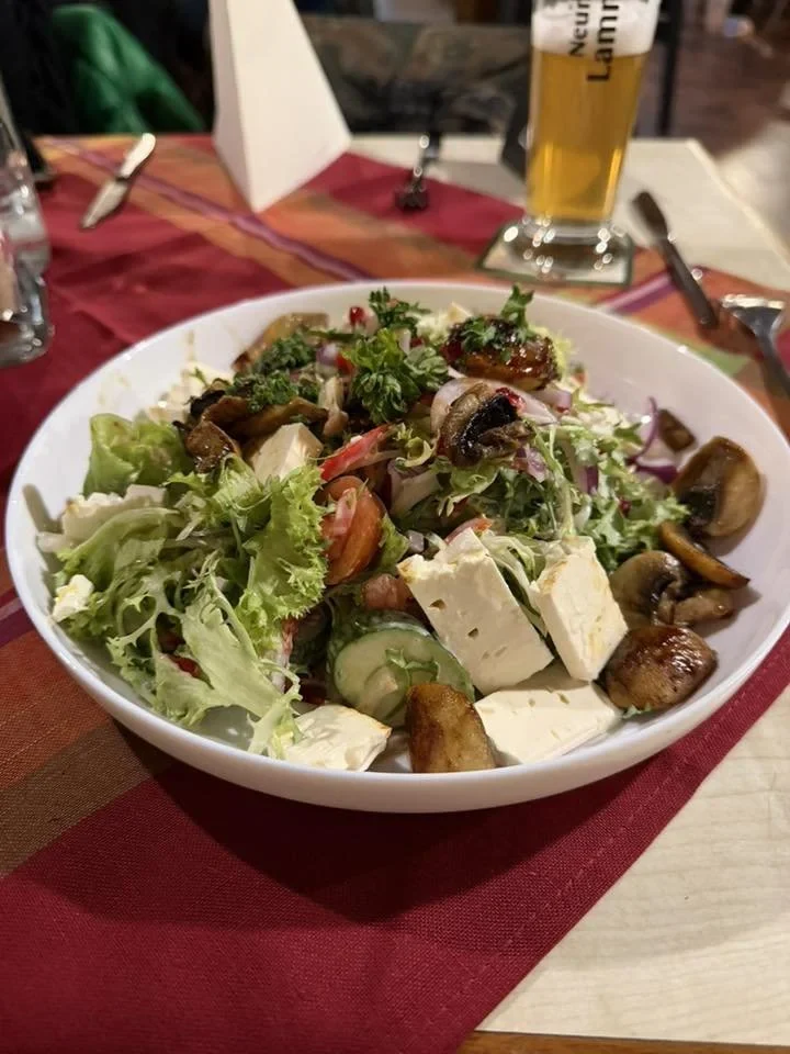 Salat mit Käse und Pilzen