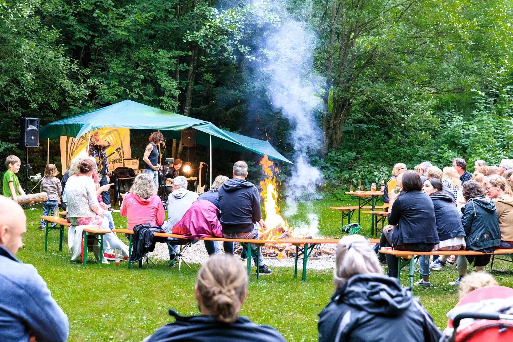 Menschen verbringen gemeinsam Zeit am Feuer.